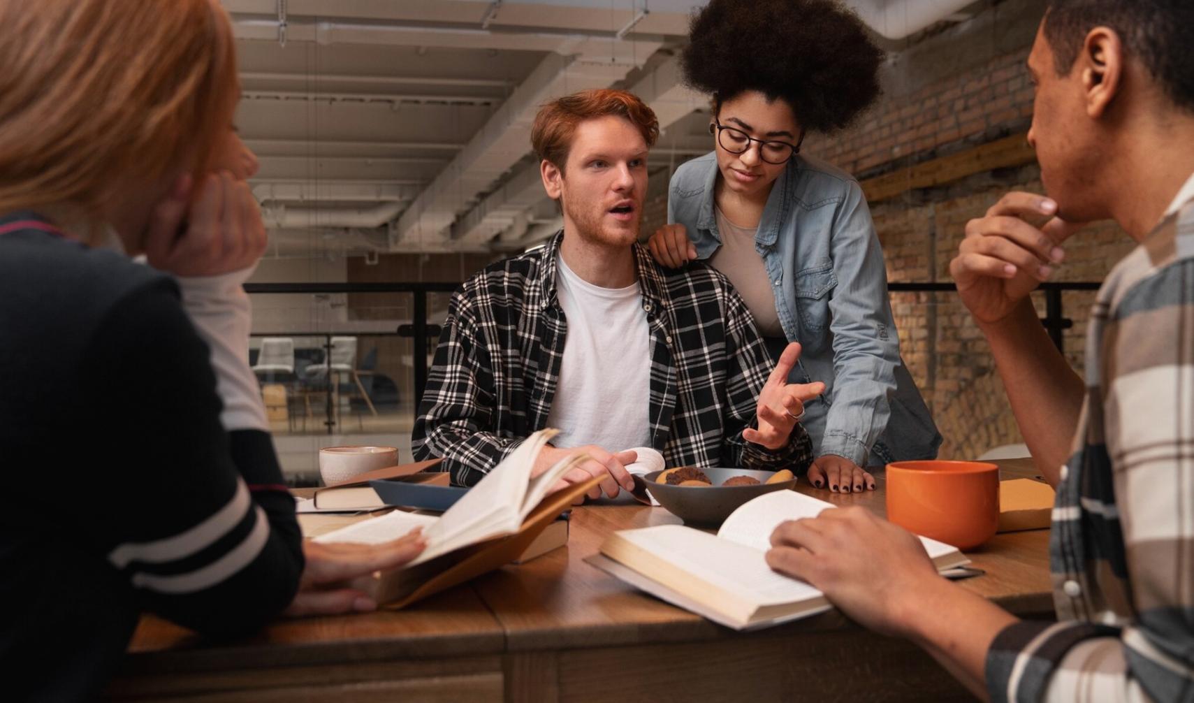 Ambiente di apprendimento digitale con dispositivi moderni e connessione stabile
