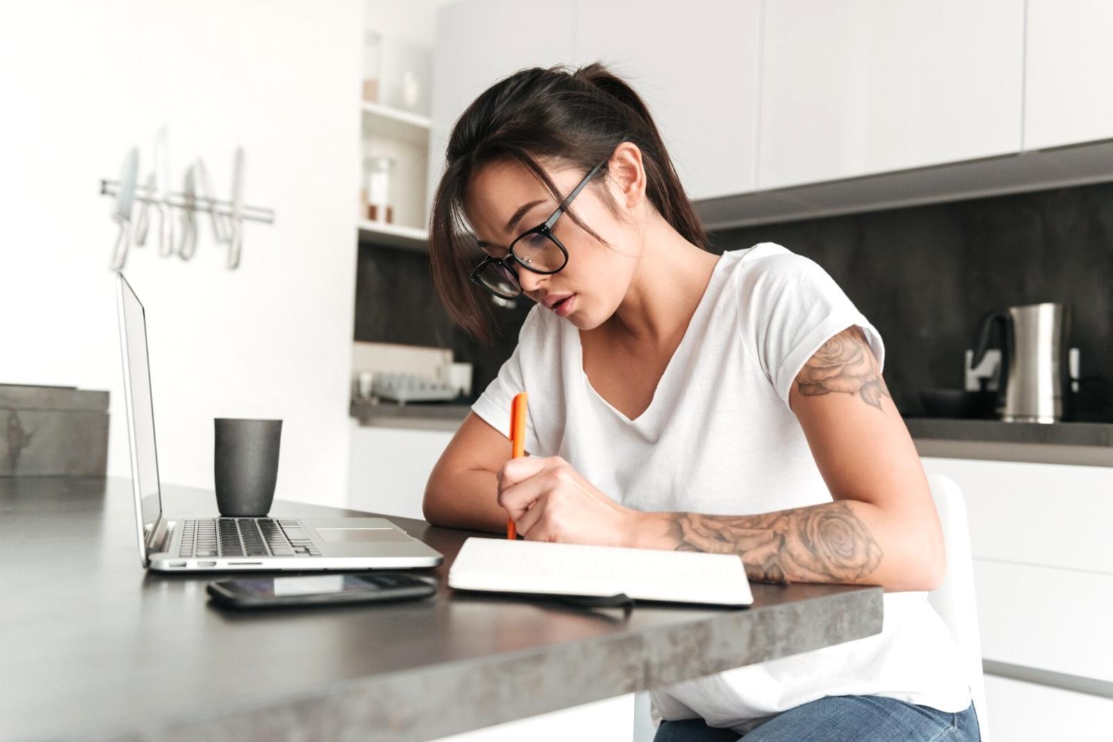 Postazione di studio ergonomica per la formazione online a distanza